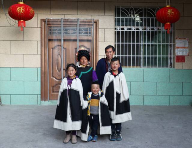 吉觉吉竹一家五口在新家的小院里合影（新华社记者王瑞平摄）（2021年2月24日摄）