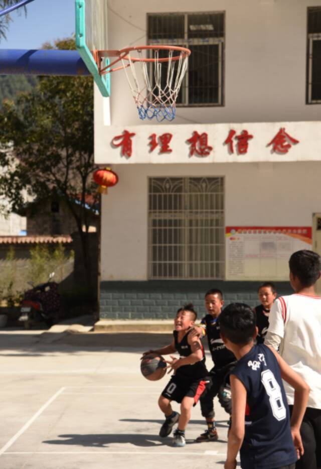 那个冒雪背弟弟下山的“凉山男孩”，现在怎么样了？