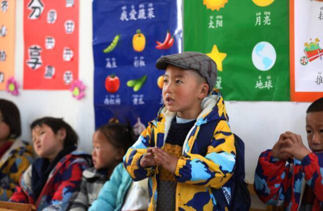 吉觉吉竹的弟弟在幼儿园里表演节目（新华社记者王瑞平摄）（2021年2月24日摄）