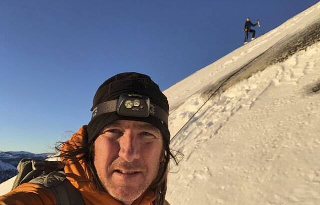 美国两名滑雪者挑战从约塞米蒂公园的半圆顶成功滑下