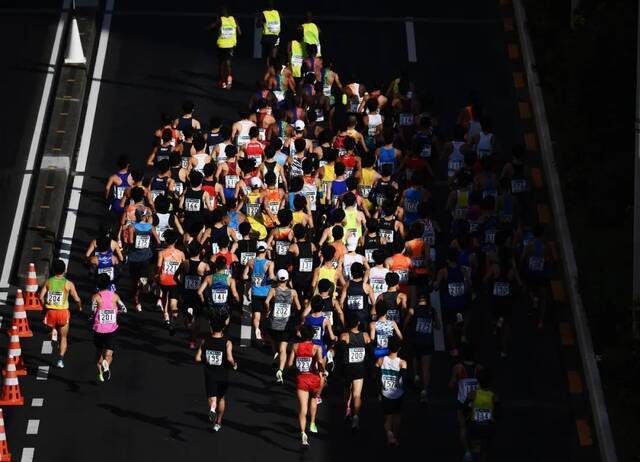 在本次日本琵琶湖马拉松赛中，共有5人跑进2小时07分，16人跑进2小时08分，42人跑进2小时10分。