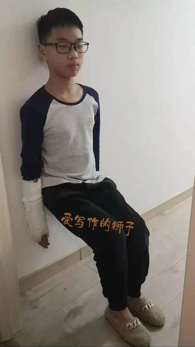 杭州一小学生寒假摔断右手，坚持用左手写完寒假作业！建议传阅给家中“神兽”！