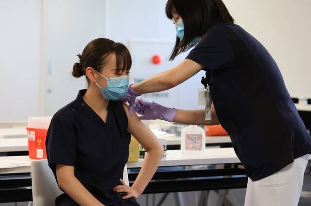 日本医疗人员接种新冠疫苗