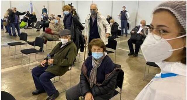 塞尔维亚民众排队等候接种中国疫苗图源：外媒