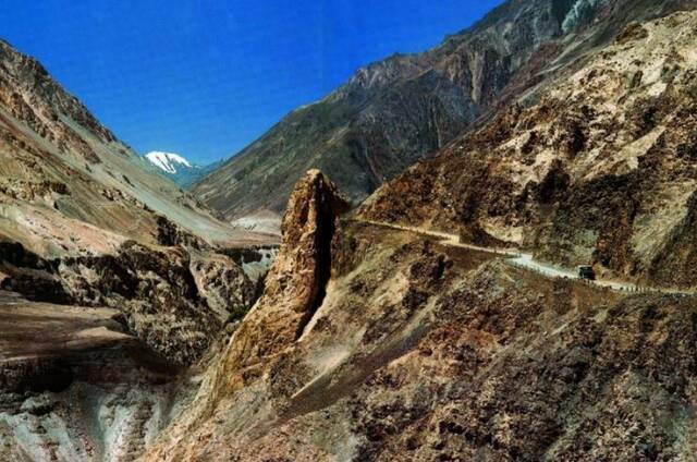 喀喇昆仑山脉上狭窄、危险的公路。图源：中国国家地理