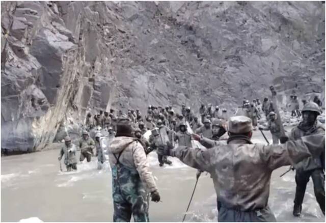·祁发宝等戍边战士在边境冲突中抵抗的画面。