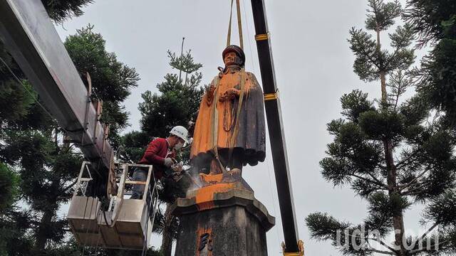 一波三折！台湾基隆蒋介石铜像今拆除，先被泼漆，又断3截