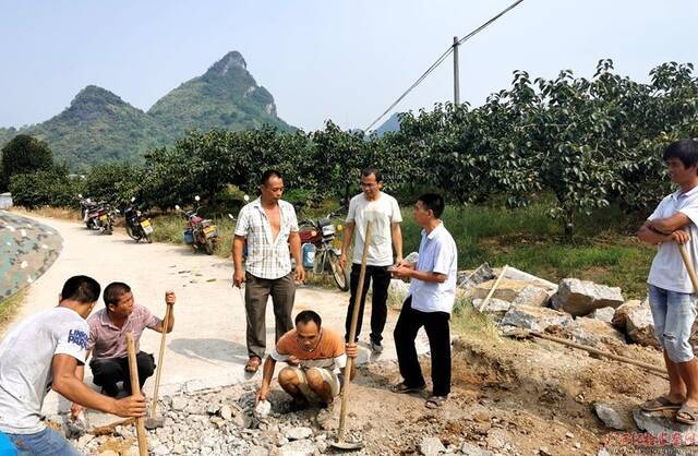 赵进忠指导村民修路