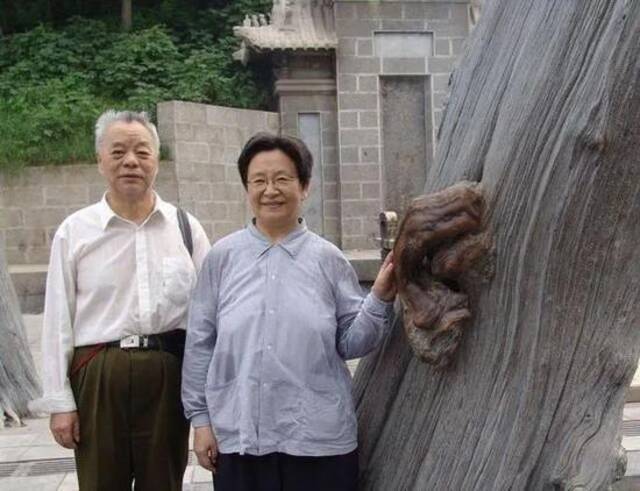 ·王景清（左）、李讷夫妇。（图片来源：《祖国》杂志）