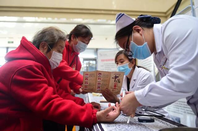 河北青县中医医院医护人员为居民免费测血糖