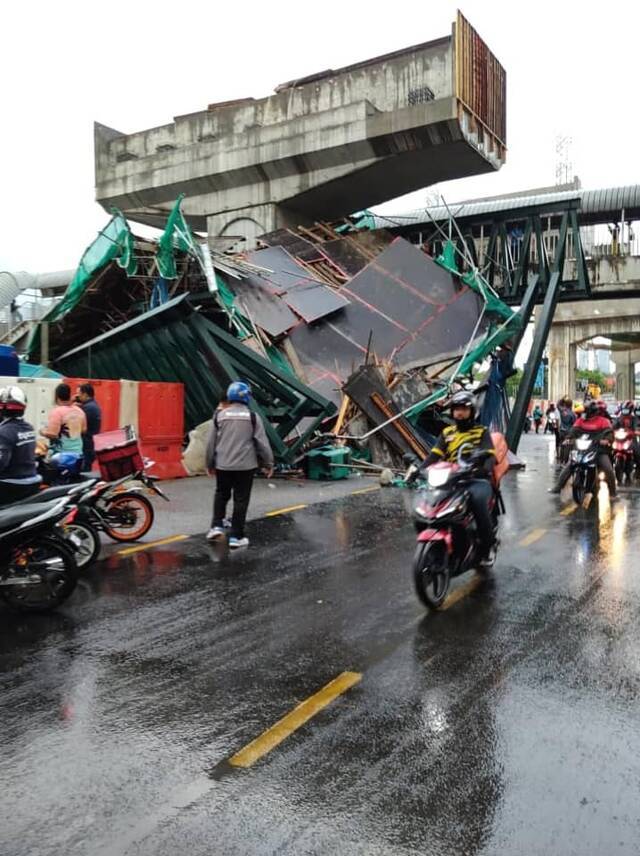 马来西亚吉隆坡一高架天桥发生坍塌 目前尚无伤亡报告