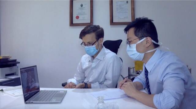 约翰内斯堡大学硕士生导师、针灸教师胡紫景（右）在线上教学。（视频截图）