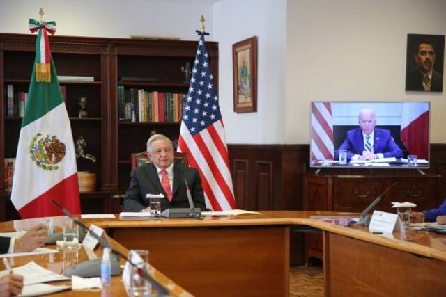 墨西哥总统洛佩斯（左）3月1日通过视频会晤美国总统拜登。（路透社）