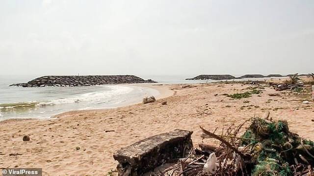 泰国洛坤府女子台风后在海滩散步捡到鱼腥味怪石头原来是价值不斐的龙涎香