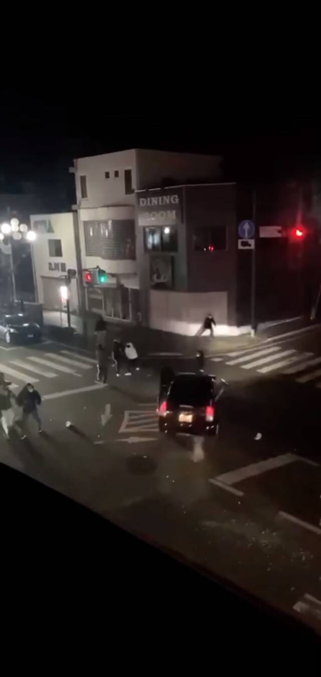 一辆汽车冲向人群（视频截图）