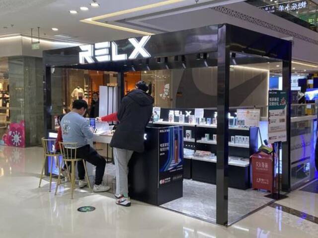 针对电子烟新规，RELX悦刻曾发布声明回应：坚决支持并执行电子烟网上禁售决定，悦刻不服务未成年人。