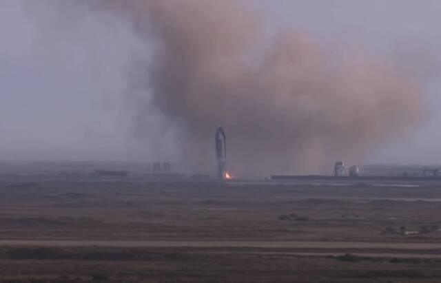 美国SpaceX星际飞船原型机SN10首次成功着陆后爆炸