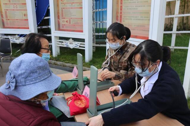 今天，虹口第六离休所来了位“全国最美志愿者”