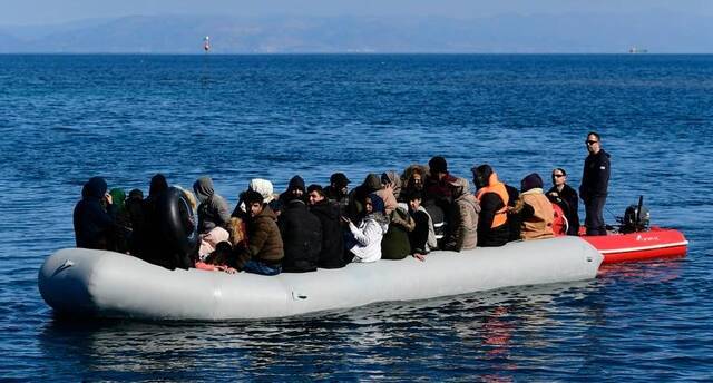 △2020年3月1日，希腊海岸警卫队在莱斯沃斯岛附近拦截了一艘载有移民的小艇。