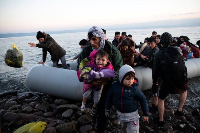 △2020年3月2日，从土耳其穿越爱琴海的难民抵达希腊莱斯沃斯岛（图片来源：路透社）