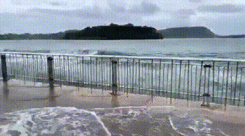 新西兰海岸遭到海浪冲袭（社交媒体）