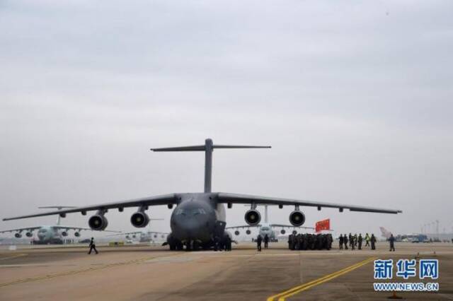 空军出动运输机向武汉空运医疗队员（2020年2月13日摄）。新华社记者黎云摄