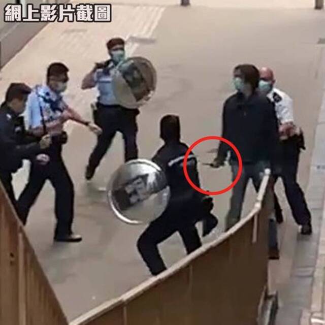 香港街头惊现“持刀男”，港警回应：他较早前手持武器闯银行恐吓职员