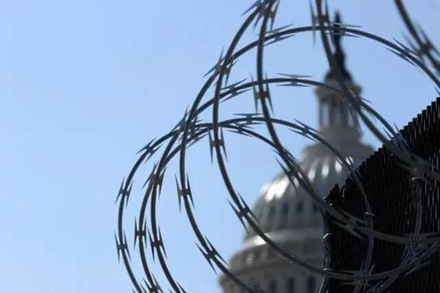  3月4日美国华盛顿国会大厦附近拍摄的防护网。