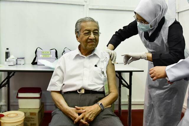 马来西亚前总理接种新冠疫苗 成为马来西亚最年长接种者
