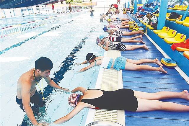 琼海市实验小学学生在游泳馆学游泳。（特约记者蒙钟德摄谢京供图）