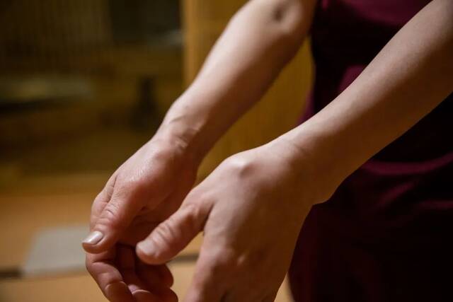 患有腱鞘炎的罗永芹，左手大拇指根部以上有明显的凸起。新京报记者李凯祥摄