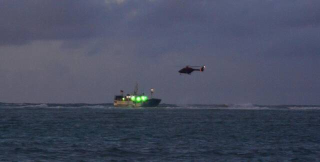 中国渔船在毛里求斯海域搁浅 船员全部获救