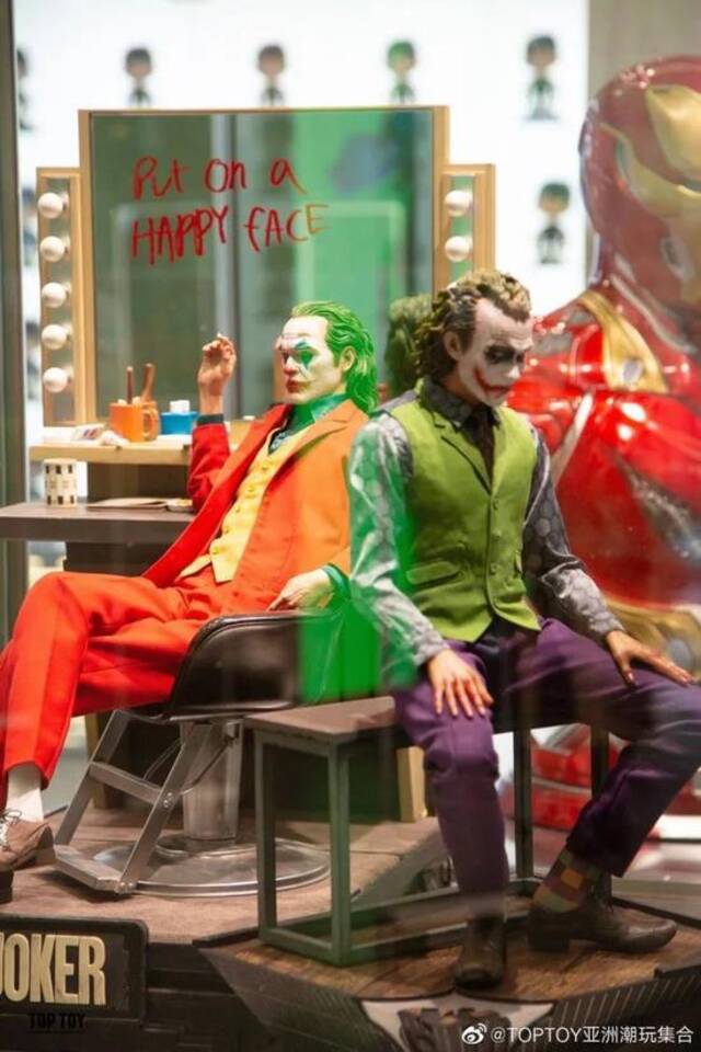 TOPTOY梦工厂店中的Joker雕塑