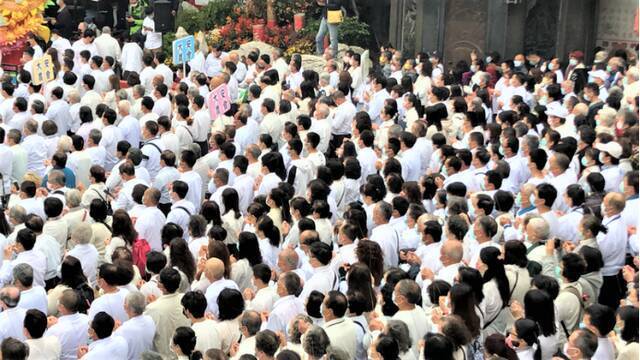 近3000人身穿白衣祈求上天降甘霖。图自台媒