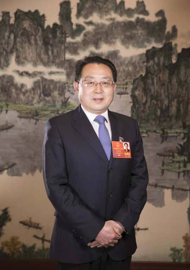 全国人大代表,湖北省长江产业投资集团有限公司董事长、党委书记何大春(资料图)