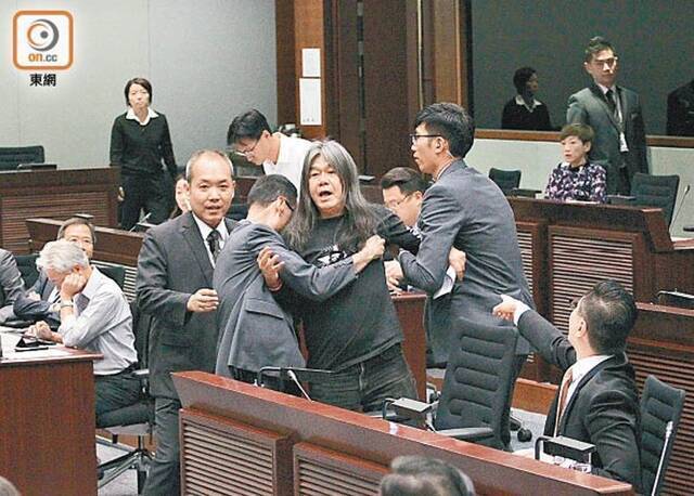 港媒：涉嫌法院外袭击声讨黎智英市民 香港反对派吴文远被拘捕