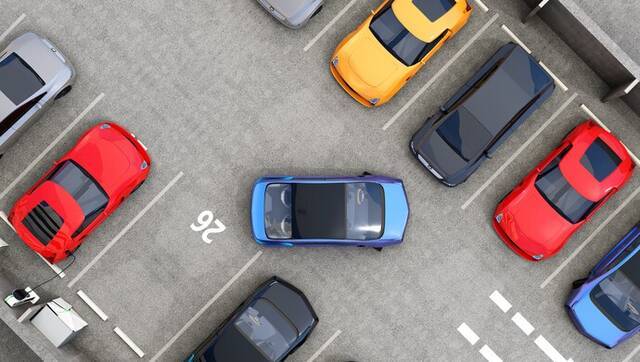两辆车抢一个车位！全国政协委员建议对停车位收费缓解停车难