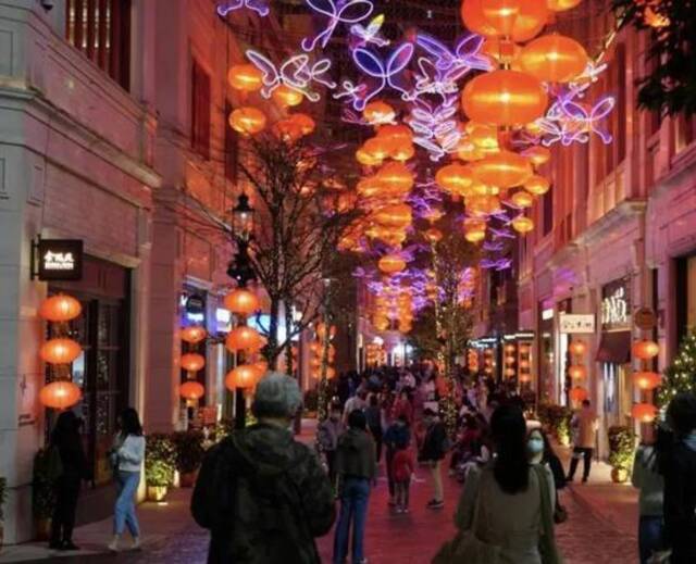 大年初二晚，香港湾仔利东街张灯结彩，洋溢着浓浓的新春气息。来源：中新社