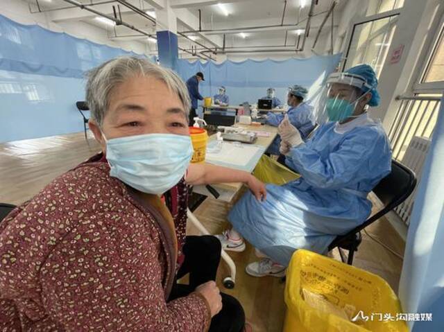 北京门头沟为60岁以上老人接种新冠疫苗：要求身体状况较好