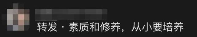 同一地点、同一辆电瓶车：醉汉深夜踢砸 小学生清晨吃力扶起