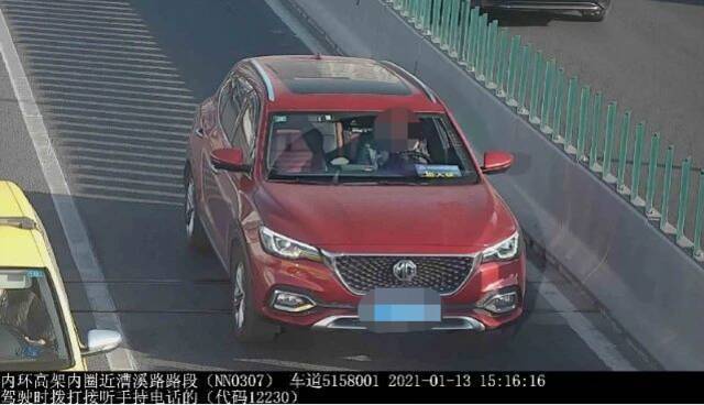 上海交警今年以来查获开车玩手机101起 典型案例公布