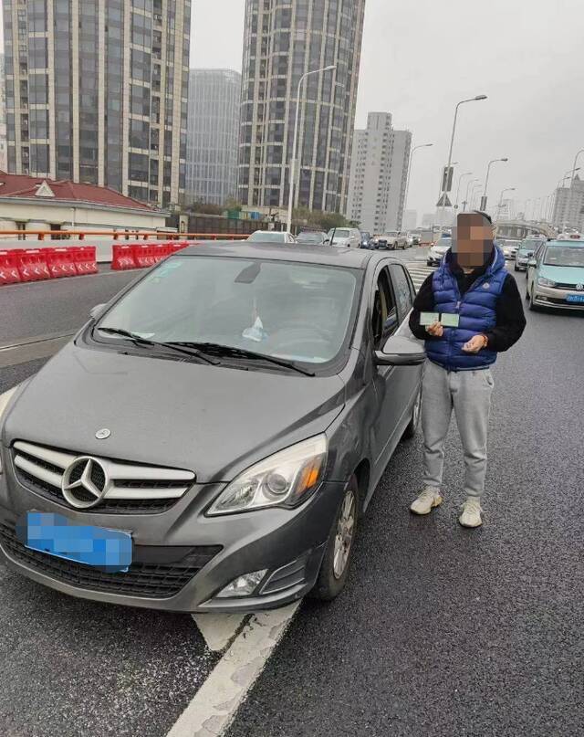 上海交警今年以来查获开车玩手机101起 典型案例公布