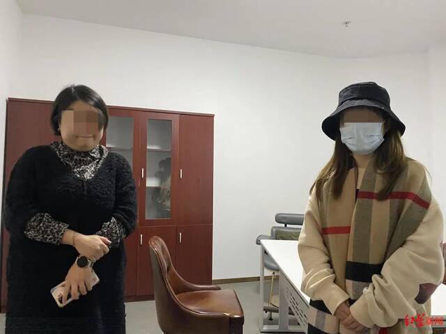 ↑黄女士（右）到院与院方交谈。