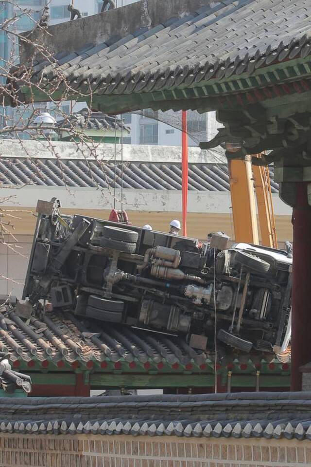 韩国600年孔庙屋顶被车砸坏：瓦片碎一地 网友心痛