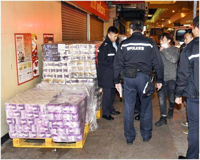 案发当日3名被告得手逃走后，警方到遇劫超市外调查。（图片来源：香港《头条日报》）