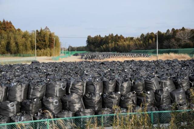 资料图：这是在日本福岛第一核电站以南的富冈町拍摄的一处核辐射污染土包装袋堆放点。（新华社）