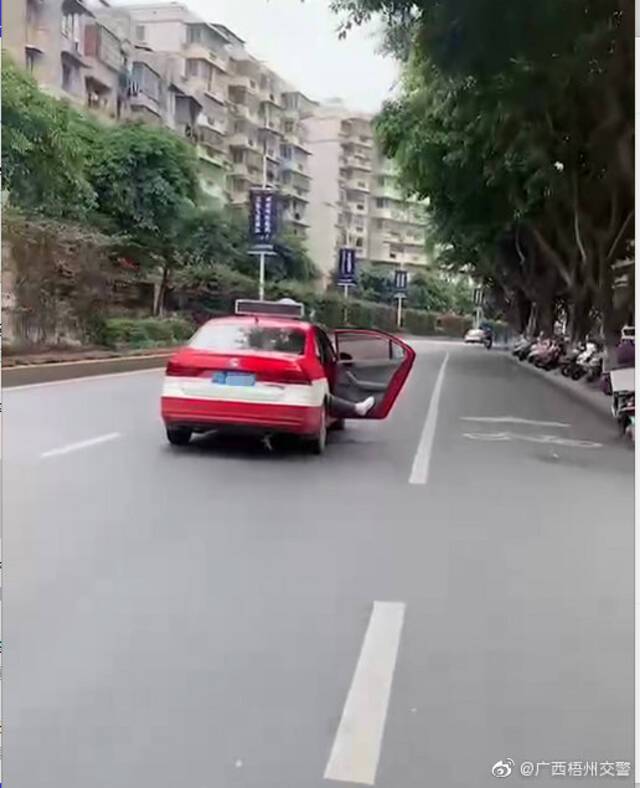 一出租车开着门在路上行驶？广西梧州交警：乘客因行车路线与司机产生纠纷