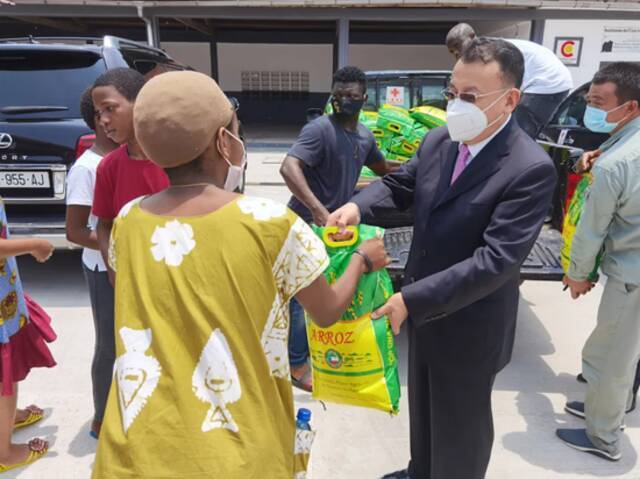中方向赤道几内亚捐赠物资，协助安置巴塔爆炸受难民众
