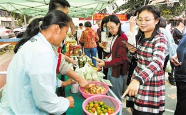 农产品卖得欢 振兴路添助力