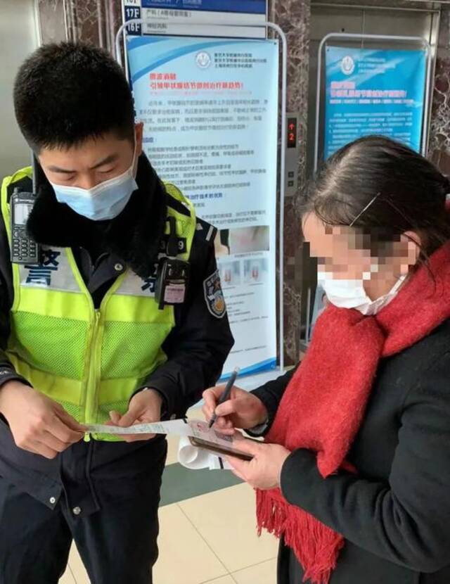 五旬女子骑电动车上高架，网民举报：旁边的汽车害怕得不得了